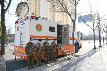 山西省人防辦信息保障中心值守人員肅立默哀，向英雄致敬、愿逝者安息